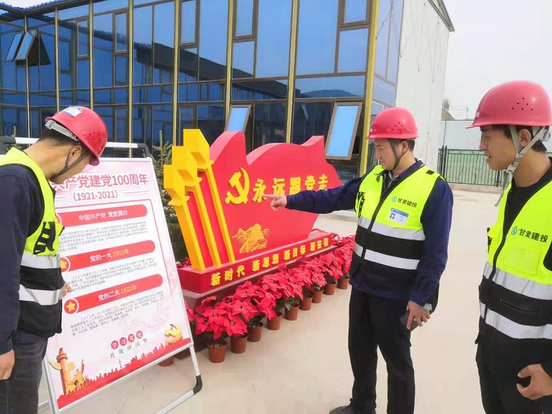 202105301622360945184649.jpg 對項目部展板進行檢查.jpg