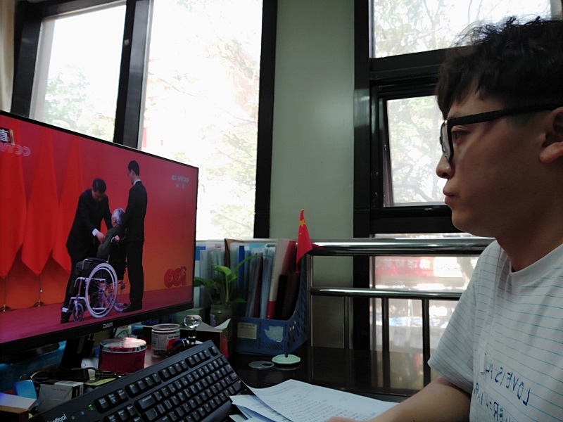 202107281627457358698319.jpg 黨員在工位上收看“七一”勛章頒授直播.jpg